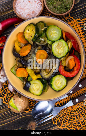 Mit gegrilltem Gemüse Mix in Keramik Schüssel auf braunen Platten. studio Foto Stockfoto