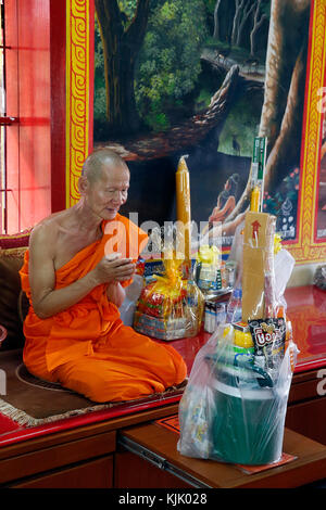 Mönch Geschenke für Khao Pansa in Wat Dab Phai Tempel, Chiang Mai. Thailand. Stockfoto