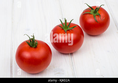Rote Tomaten auf weißem Holz- Hintergrund. studio Foto Stockfoto