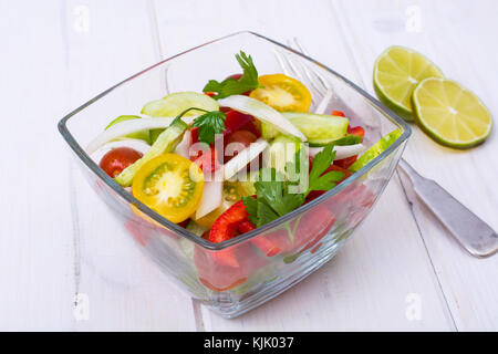 Diätetische Salat aus Tomaten, Gurken, Zwiebeln, Zitrone, Öl. studio Foto Stockfoto