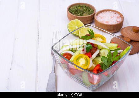 Diätetische Salat aus Tomaten, Gurken, Zwiebeln, Zitrone, Öl. studio Foto Stockfoto