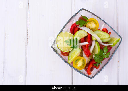 Diätetische Salat aus Tomaten, Gurken, Zwiebeln, Zitrone, Öl. studio Foto Stockfoto