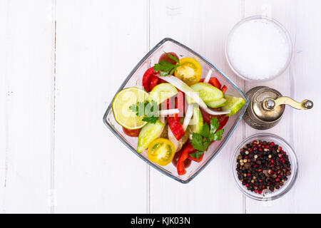 Diätetische Salat aus Tomaten, Gurken, Zwiebeln, Zitrone, Öl. studio Foto Stockfoto