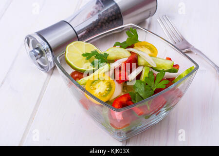 Diätetische Salat aus Tomaten, Gurken, Zwiebeln, Zitrone, Öl. studio Foto Stockfoto