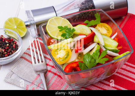 Diätetische Salat aus Tomaten, Gurken, Zwiebeln, Zitrone, Öl. studio Foto Stockfoto