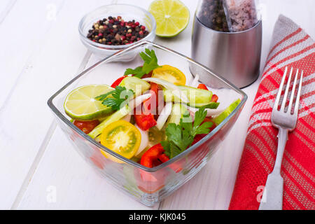 Diätetische Salat aus Tomaten, Gurken, Zwiebeln, Zitrone, Öl. studio Foto Stockfoto