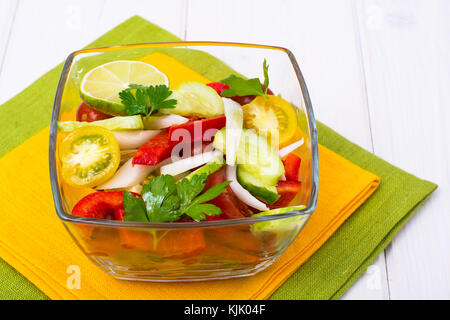 Diätetische Salat aus Tomaten, Gurken, Zwiebeln, Zitrone, Öl. studio Foto Stockfoto