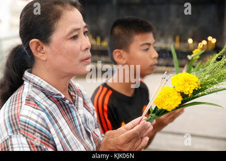 Gläubigen beten in Wat Mahathat, Phetchaburi. Thailand. Stockfoto