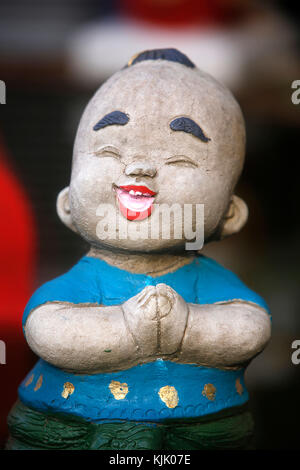 'Lucky' Baby Engel von buddhistischen Mönchen gesegnet. Die Puppen sind dachte wohlwollende Geister einladen, sie zu besitzen, mit der Hoffnung, dass Sie g bringen Stockfoto