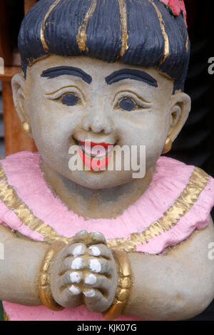 'Lucky' Baby Engel gesegnet durch buddhistische Mönche im Wat Chedi Luang, Chiang Mai. Thailand. Stockfoto