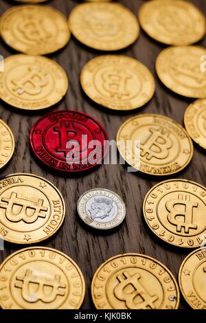 Crypto Währung physischen bitcoin Münze. bitcoin Tokens digitale Geld Konzept. Stockfoto