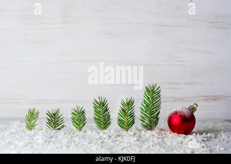 Hintergrund für das neue Jahr. Billet für Postkarten oder herzlichen Glückwunsch. Im Wald unter den schneewehen. kopieren. Stockfoto