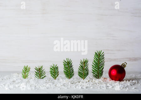 Hintergrund für das neue Jahr. Billet für Postkarten oder herzlichen Glückwunsch. Im Wald unter den schneewehen. kopieren. Stockfoto