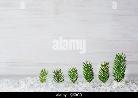 Hintergrund für das neue Jahr. Billet für Postkarten oder herzlichen Glückwunsch. Im Wald unter den schneewehen. kopieren. Stockfoto