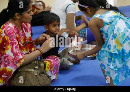 BAPS Shri Swaminarayan Mandir, Kampala. Abend-Puja. Uganda. Stockfoto