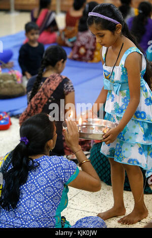 BAPS Shri Swaminarayan Mandir, Kampala. Abend-Puja. Uganda. Stockfoto