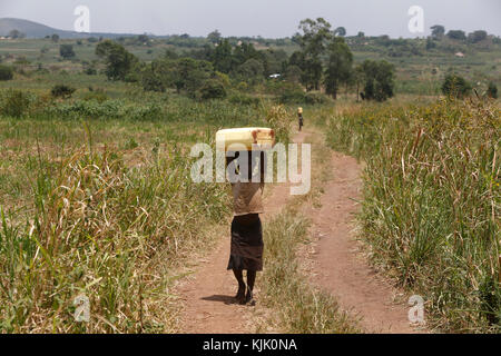 Ugandische kind Wasser holen. Uganda Stockfoto