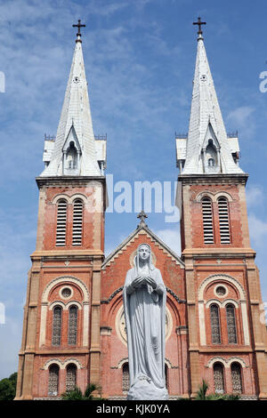Die Kathedrale Notre Dame und Jungfrau Maria Statue. Die neo-romanischen katholischen Kirche durch die Franzosen im Jahr 1863 gebaut. Ho Chi Minh City. Vietnam. Stockfoto