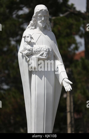 Guten Hirten Jesus Christus Statue vor Dalat Kathedrale. Dalat. Vietnam. Stockfoto