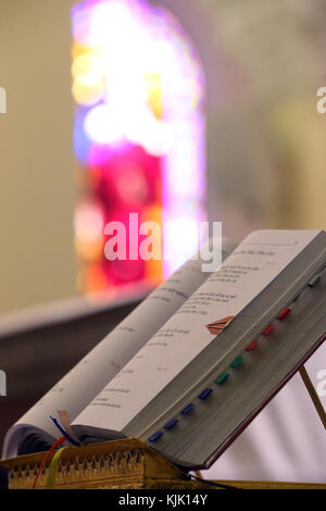 Dalat Kathedrale. Meßbuch auf dem Altar der Römisch-katholischen Kirche bereit für die Feier der heiligen Messe Dalat. Vietnam. Stockfoto