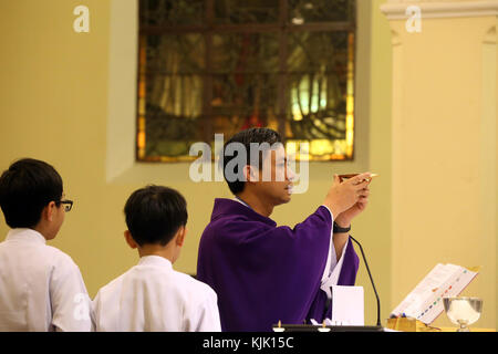 Dalat Kathedrale. Katholische Messe. Eucharistie unseres Herrn Jesus Christus. Dalat. Vietnam. Stockfoto