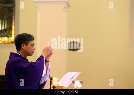 Dalat Kathedrale. Katholische Messe. Eucharistie unseres Herrn Jesus Christus. Priester Anhebung des Host. Dalat. Vietnam. Stockfoto