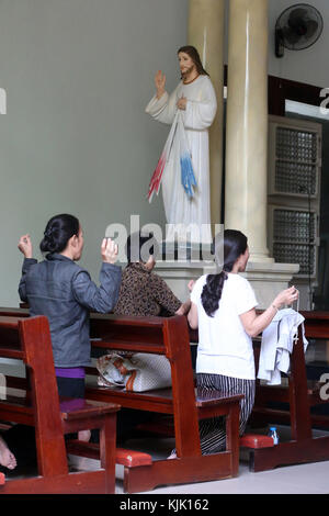 St Philip Kirche (huyen Sy Kirche). Asiatische Frauen beten. Ho Chi Minh City. Vietnam. Stockfoto