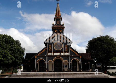 Kon Tum Kathedrale, auch als hölzerne Kirche bekannt. Kon Tum. Vietnam. Stockfoto