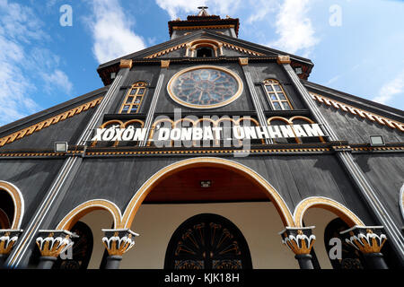 Kon Tum Kathedrale, auch als hölzerne Kirche bekannt. Kon Tum. Vietnam. Stockfoto