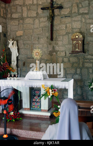 Bai Dau katholische Kirche. Heiligen Sakrament. Katholische Nonne beten. Die eucharistische Anbetung. Vung Tau. Vietnam. Stockfoto