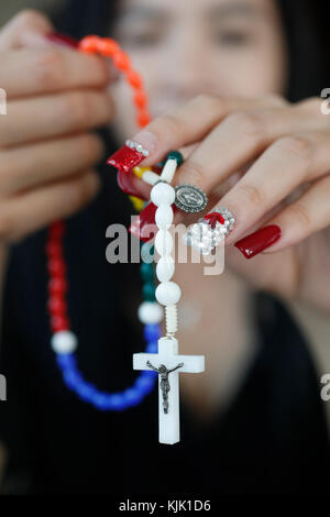 Katholische betende Frau mit Rosenkranz. Ho Chi Minh City. Vietnam. Stockfoto