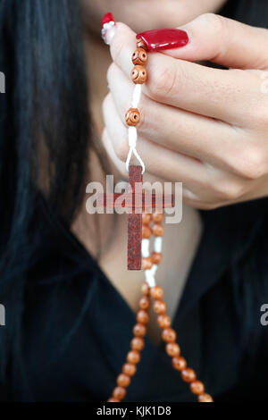 Katholische betende Frau mit Rosenkranz. Ho Chi Minh City. Vietnam. Stockfoto