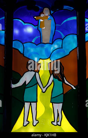 Kon Tum Kathedrale. Glasfenster. Adam und Eva, Vertreibung aus dem Paradies. Kon Tum. Vietnam. Stockfoto