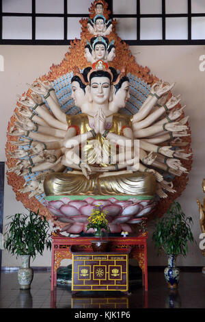 Linh eine buddhistische Pagode. Tausend bewaffneten Avalokitesvara, der Bodhisattva des Mitgefühls. Statue. Dalat. Vietnam. Stockfoto