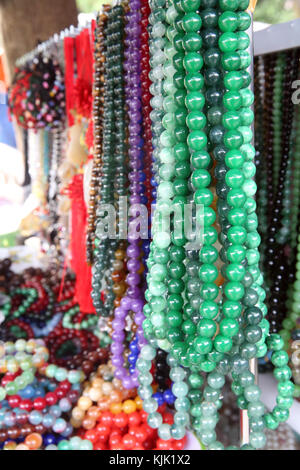 Verschiedene religiöse Merchandise Artikel zum Verkauf. Danang. Vietnam. Stockfoto