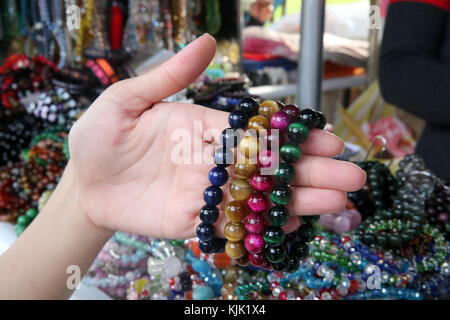 Verschiedene religiöse Merchandise Artikel zum Verkauf. Danang. Vietnam. Stockfoto