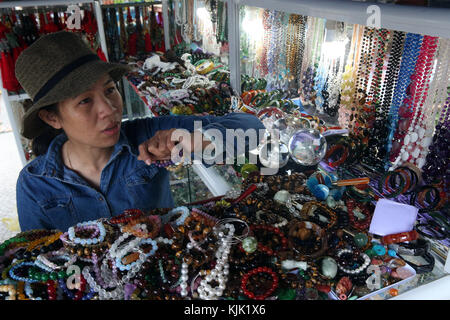 Verschiedene religiöse Merchandise Artikel zum Verkauf. Danang. Vietnam. Stockfoto