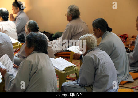 Van Hanh zen-buddhistischen Kloster. Frauen an der buddhistischen Zeremonie. Dalat. Vietnam. Stockfoto