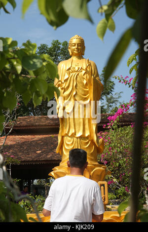 Chua Thien Lam Gehen buddhistische Pagode. Sakyamuni Buddha Statue. Worshipper beten Buddha. Thay Ninh. Vietnam. Stockfoto