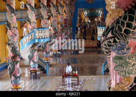 Innenraum der Cao Dai Großen Tempel mit kunstvollen Drachen spalten. Thay Ninh. Vietnam. Stockfoto