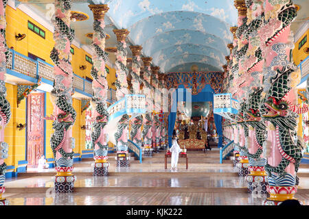 Innenraum der Cao Dai Großen Tempel mit kunstvollen Drachen spalten. Thay Ninh. Vietnam. Stockfoto