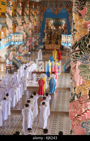 Cao Dai Tempel Heiliger Stuhl. Caodaist Service. Thay Ninh. Vietnam. Stockfoto