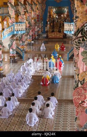 Cao Dai Tempel Heiliger Stuhl. Caodaist Service mit den Priestern. Thay Ninh. Vietnam. Stockfoto