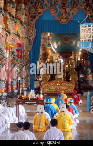 Cao Dai Tempel Heiliger Stuhl. Caodaist Service mit den Priestern. Thay Ninh. Vietnam. Stockfoto