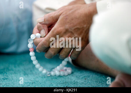 Masjid Al Rahim Moschee. Mann, der betet in einer Moschee mit Tasbih (Gebet Perlen), Close-up. Ho Chi Minh City. Vietnam. Stockfoto