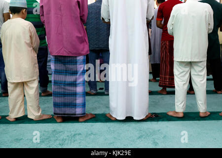 Masjid Al Rahim Moschee. Der freitag Gebet (Salat). Muslimische Männer beten. Ho Chi Minh City. Vietnam. Stockfoto