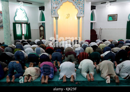 Masjid Al Rahim Moschee. Der freitag Gebet (Salat). Muslimische Männer beten. Ho Chi Minh City. Vietnam. Stockfoto