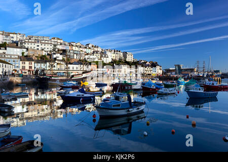 Fischerhafen mit Replik von Sir Francis Drakes Schiff "Golden Hind" Stockfoto