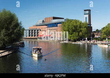 Tour Boot Kreuzfahrt vorbei an der Royal Shakespeare Theatre auf dem Fluss Avon, Stratford-upon-Avon, Warwickshire, England, Vereinigtes Königreich, Europa Stockfoto