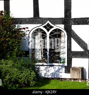 Wunderbar detaillierte verbleite Fenster, hier in Acton Burnell gesehen, Shropshire. Stockfoto